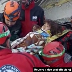Djevojčica spašena iz ruševina nakon zemljotresa u Kahramanmarasu, Turska.