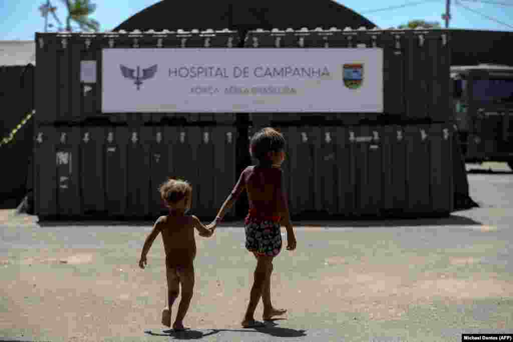 Niños Yanomami son tratados en un hospital de campaña organizado por la Fuera Aérea de Brasil en la Casa de Salud Indígena de la ciudad de Boa Vista, en el estado brasileño de Roraima, el 28 de enero de 2023.&nbsp;
