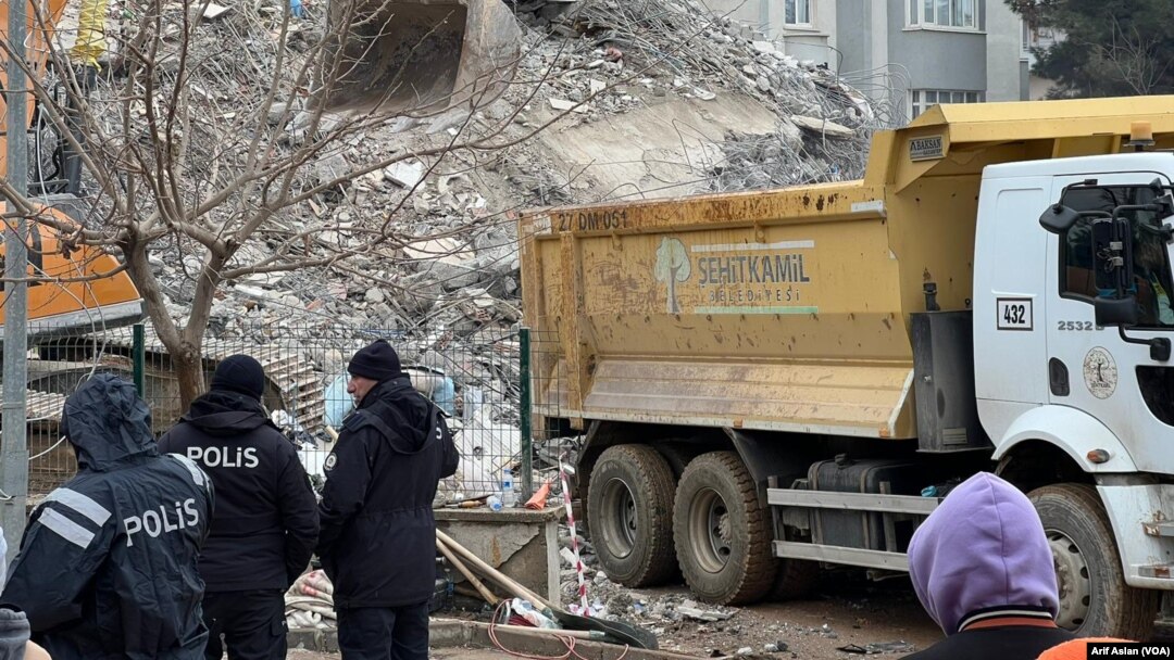Pasca gempa dahsyat di Gaziantep, Turki, 7 Februari 2023. (Foto: VOA)