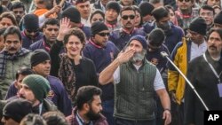 Anggota parlemen dan pemimpin partai Kongres Nasional India (INC), Rahul Gandhi, bersama saudara perempuannya, Priyanka Vadra, melakukan pawai unjuk rasa di Srinagar, Kashmir-India, 29 Januari 2023. 