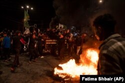 Warga Palestina setelah penembakan di dekat sebuah sinagoga di Yerusalem, di Kota Gaza, Jumat, 27 Januari 2023. (Foto: AP)