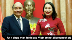 Ông Nguyễn Xuân Phúc đã có buổi lễ bàn giao được cho là 'trang trọng' tại Phủ Chủ tịch với Quyền Chủ tịch nước Võ Thị Ánh Xuân