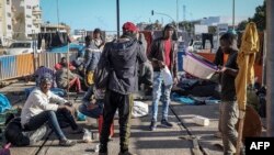 ARCHIVES - Des migrants se rassemblent sur un chantier de construction de tramway près de la gare routière d'Ouled Ziane à Casablanca, au Maroc, le 19 janvier 2023.