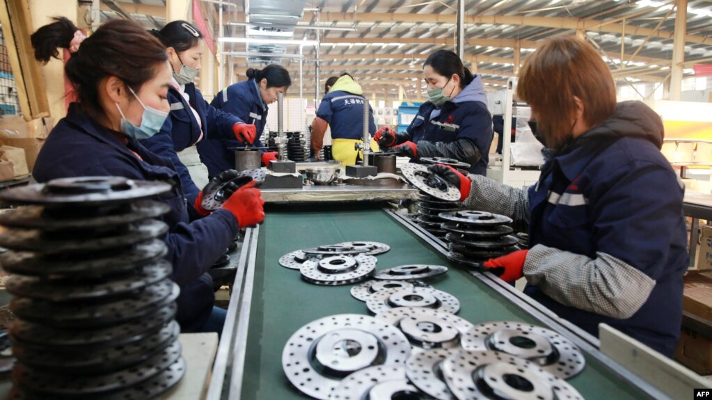 中国安徽淮北的一家工厂工人在铝制品生产线上工作。（2023年1月31日）(photo:VOA)