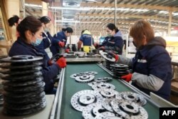 中国安徽淮北的一家工厂工人在铝制品生产线上工作。（2023年1月31日）