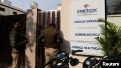 Cảnh sát có mặt ở cổng Công ty Dược phẩm Marion Biotech, một công ty con của Tập đoàn Emenox, ở Noida, Ấn Độ, vào ngày 29/12/2022. Siro ho do tập đoàn này sản xuất bị nghi ngờ có liên quan đến cái chết của trẻ em ở Uzbekistan.