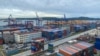 Pelabuhan di Vladivostok, Rusia, 5 September 2022. Setelah hampir satu tahun sanksi berat, ekonomi Rusia pulih kembali karena para importir menemukan jalur perdagangan baru untuk membawa produk ke negara tersebut. (Foto: Reuters)