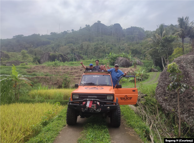 Paket kunjungan ke Nglanggeran termasuk berkeliling kawasan pedesaan asri ini menggunakan kendaraan jeep, yang juga dicicipi pelaku wisata Malaysia. (Foto: Sugeng H)