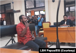 Juru bicara KNPB, Victor Frederik Yeimo duduk sebagai terdakwa kasus makar di PN Jayapura.(Foto: LBH Papua/EG)