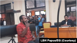 Juru bicara KNPB, Victor Frederik Yeimo duduk sebagai terdakwa kasus makar di PN Jayapura.(Foto: LBH Papua/EG)