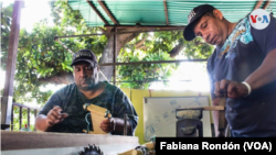 Edwin Acevedo y sus colaboradores recurren a aserraderos y ferreterías para comprar los materiales y fabricar las carruchas en el taller de su padre Candelario.