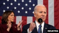 Presiden AS Joe Biden menyampaikan pidato kenegaraan keduanya dihadapan anggota Kongres di Gedung Capitol, Washington, pada 7 Februari 2023. (Foto: Pool via Retuers/Jacquelyn Martin)