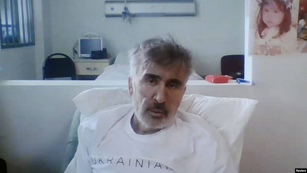 Михаил Саакашвили показан на экране по видеосвязи из клиники во время судебного заседания в Тбилиси, Грузия, 1 февраль. 2023 года