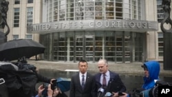 Duke folur për gazetarët së bashku me avokatin (19 janar 2023)