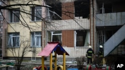 우크라이나 구조대원들이 18일 크이우 외곽 민간 주거 단지 헬기 추락 현장에서 피해 상황을 점검하고 있다. 