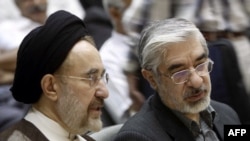 Mohammad Khatami (kiri) dan Mir Hossein Mousavi menghadiri sebuah acara di sebuah masjid di Teheran, Iran, pada 31 Juli 2009. (Foto: AFP/Ali Mohammadi)