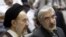 Mohammad Khatami (kiri) dan Mir Hossein Mousavi menghadiri sebuah acara di sebuah masjid di Teheran, Iran, pada 31 Juli 2009. (Foto: AFP/Ali Mohammadi)