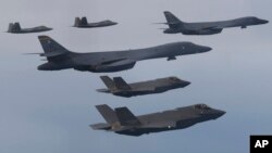 1일 한국 서해 상공에서 실시된 2023년 첫 미한 연합공중훈련에 미군 B-1B 전략폭격기(가운데)와 F-22 전투기(위), 한국군 F-35 전투기(아래)가 동원됐다.