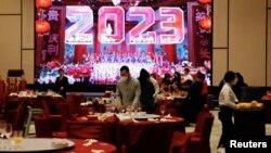 北京一家酒店的人员在新春除夕夜的到来做准备。（2023年2月21日）