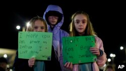 Vilou i Ejva Kroford izražavaju podršku učiteljici Ebi Zverner na bdijenju u njenu čast 9. januara 2023, poslije pucnjave u osnovnoj školi Ričnek u Njuport Njuzu u Virdžiniji. 