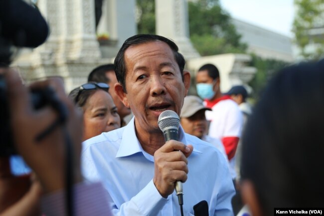 លោក រ៉ុង ឈុន ប្រធាន​សហភាព​សហជីព​កម្ពុជា និង​ជា​ទី​ប្រឹក្សា​របស់​សមាគម​គ្រូ​បង្រៀន​កម្ពុជា​ឯករាជ្យ​កំពុង​ថ្លែង​មុន​ដង្ហែ​ធម្មយាត្រា នៅ​ថ្ងៃទី១ ខែកុម្ភៈ ឆ្នាំ២០២៣។ (កាន់ វិច្ឆិកា/វីអូអេ)