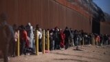 Cientos de migrantes hacen fila para ser procesados por la Patrulla Fronteriza de EEUU después de ingresar ilegalmente al país, poco antes de que la Casa Blanca pusiera en marcha algunas medidas migratorias. Visto en El Paso, Texas, el 22 de diciembre de 2022. 