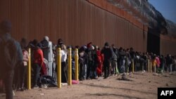 Cientos de migrantes hacen fila para ser procesados por la Patrulla Fronteriza de EEUU después de ingresar ilegalmente al país, poco antes de que la Casa Blanca pusiera en marcha algunas medidas migratorias. Visto en El Paso, Texas, el 22 de diciembre de 2022. 