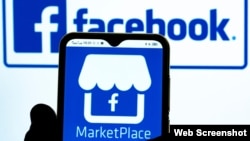 ILUSTRASI - Ikon Marketplace by Facebook di layar telepon pintar dengan latar belakang logo Facebook.