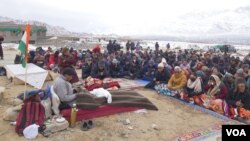 Locals visit Sonam Wangchuk during his 5-day climate fast, at the Himalayan Institute of Alternatives Ladakh, in Phyang, Ladakh. (Sonam Dorje for VOA)