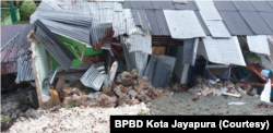 Kerusakan rumah warga akibat gempabumi berkekuatan 5,4 magnitudo yang mengguncang Kota Jayapura, Papua, Kamis (9/2). (Foto: BPBD Kota Jayapura)