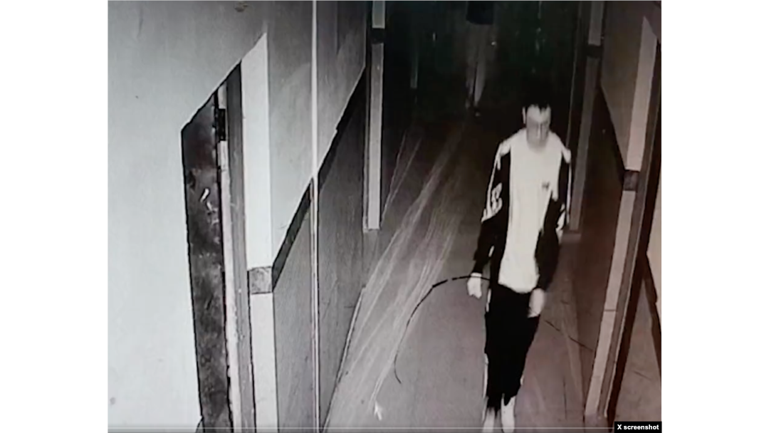 网传视频截图显示胡鑫宇被学校监控录像头拍到的画面。