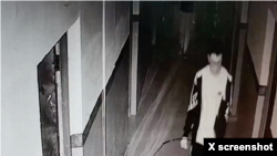 網傳視頻截圖顯示胡鑫宇被學校監控攝像頭拍到的畫面。