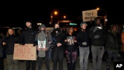 Sejumlah demonstran berpawai di sebuah jembatan di Memphis, Tennessee, untuk memprotes kematian Tyre Nichols, 27 Januari 2023. Pada saat yang sama, pihak berwenang merilis video polisi yang menunjukkan lima polisi memukuli Nichols. (Foto: Gerald Herbert/AP)