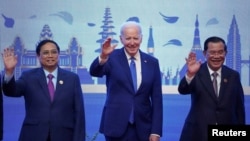 资料照：美国总统拜登与柬埔寨总理洪森（右）和越南总理范明正（左）在金边出席东盟-美国峰会时合影。（2022年11月12日）