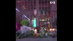  民众在加州枪击案现场献花悼念死者 