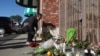 Stanovnici Monterej Parka ostavljaju cveće ispred plesnog studija Star, 23. januara 2023, gde je proteklog vikenda izvršeno masovno ubistvo tokom proslave kineske Nove godine.