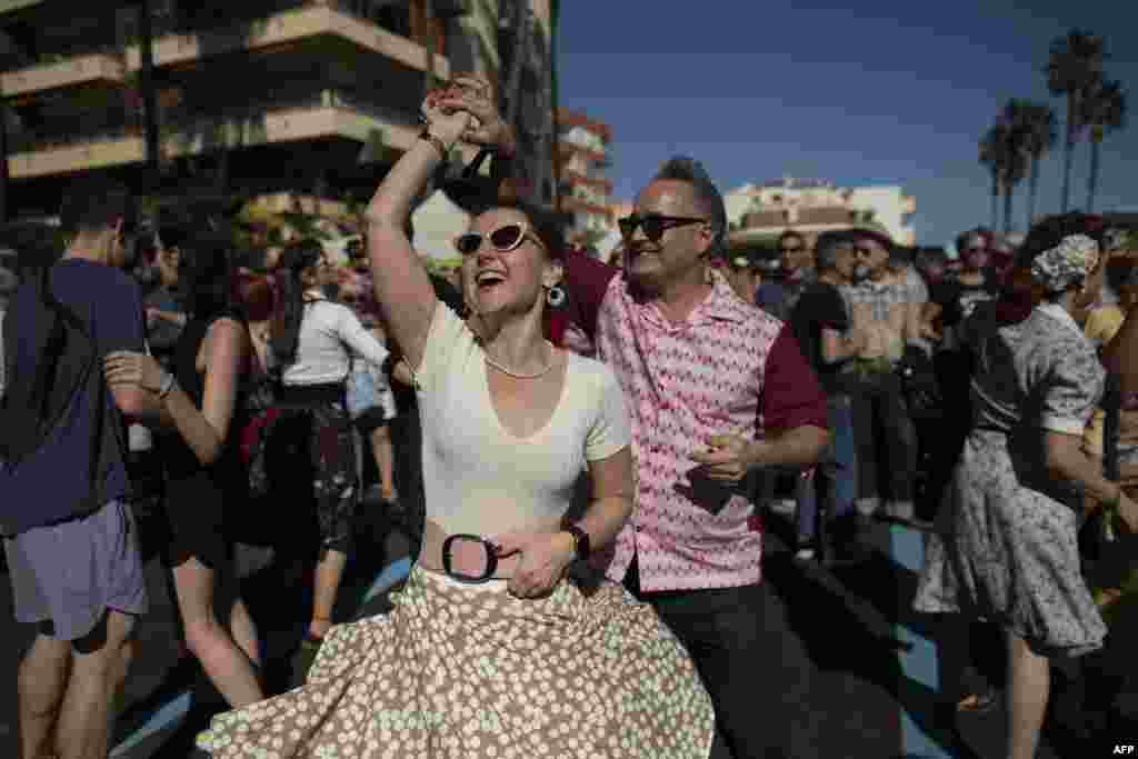 Двојка облечена во облека во стилот на педесеттите танцува за време на 29-тиот меѓународен фестивал Rockin&#39; Race Jamboree во Торемолинос, јужна Шпанија.