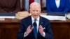 Presiden AS Joe Biden menyampaikan pidato kenegaraan yang pertama di hadapan anggota Kongres di Gedung Capitol, Washington, pada 1 Maret 2022. (Foto: Pool via AP/Jim Lo Scalzo)