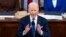 Presiden AS Joe Biden menyampaikan pidato kenegaraan yang pertama di hadapan anggota Kongres di Gedung Capitol, Washington, pada 1 Maret 2022. (Foto: Pool via AP/Jim Lo Scalzo)