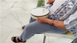“Bésame mucho” pide emocionada una mujer de 75 años a su profesor de música, que apenas un instante antes ya la había cantado.