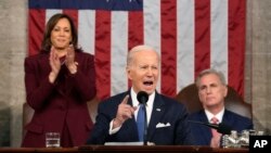 যুক্তরাষ্ট্র কংগ্রেসের যৌথ অধিবেশনে স্টেট অফ দ্য ইউনিয়ন ভাষণ দিচ্ছেন প্রেসিডেন্ট জো বাইডেন। তাঁর ঠিক পেছনেই, ভাইস প্রেসিডেন্ট কামালা হ্যারিস এবং নব নির্বাচিত স্পিকার কেভিন ম্যাকার্থিকে দেখা যাচ্ছে। ৭ ফেব্রুয়ারী, ২০২৩। 