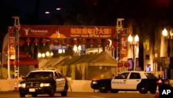 美国洛杉矶附近2023年1月21日夜晚发生枪击事件，造成9人死亡。当时人们正在庆祝农历除夕夜。照片中两辆警车不远处可见中国字横幅。