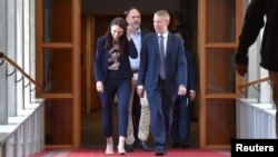 អ្នកស្រី Jacinda Ardern ដែល​បាន​លា​ឈប់​ពី​តំណែង​ជា​នាយក​រដ្ឋមន្រ្តី​នូវែលសេឡង់​ដើរ​ជាមួយ​លោក Chris Hipkins នៅ​សភា​ក្នុង​ទីក្រុងវែលីងតោន ប្រទេស​នូវែលសេឡង់​នៅ​ថ្ងៃទី២២ ខែមករា ឆ្នាំ២០២៣ មុន​ពេល​ការបោះឆ្នោត​ដើម្បី​បញ្ជាក់​លោក Hipkins ជា​មេដឹកនាំ​ជំនួស​អ្នកស្រី Ardern។