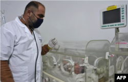 شام کے قصبے عفرین کے اسپتال کے ڈاکٹر ہانی معروف بچی کی دیکھ بھال کر رہے ہیں۔