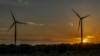 Matahari terbenam di balik turbin angin di distrik Anantapur, Andhra Pradesh, India, Rabu, 14 September 2022. (Foto: AP)