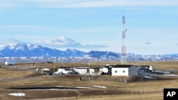 美國蒙大拿州中部哈洛頓（Harlowton）附近的一個美國空軍設施，這個軍事設施被農田圍繞。(2023 年2月7日。)