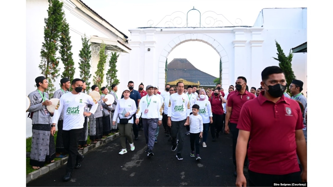 Nahdlatul Ulama (NU), Minggu (22/1), menggelar kegiatan jalan sehat yang merupakan bagian dari rangkaian acara menuju satu abad NU di Solo. Turut hadir Presiden Jokowi. (Foto: Courtesy/Setpres)