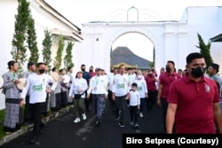 Nahdlatul Ulama (NU), Minggu (22/1), menggelar kegiatan jalan sehat yang merupakan bagian dari rangkaian acara menuju satu abad NU di Solo. Turut hadir Presiden Jokowi. (Foto: Courtesy/Setpres)