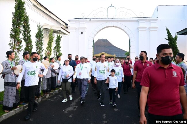 Nahdlatul Ulama (NU), Minggu (22/1), menggelar kegiatan jalan sehat yang merupakan bagian dari rangkaian acara menuju satu abad NU di Solo. Turut hadir Presiden Jokowi. (Foto: Courtesy/Setpres)