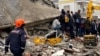 Orang-orang mencari korban di balik puing-puing setelah gempa bumi di Diyarbakir, Turki 6 Februari 2023. (Foto: REUTERS/Sertac Kayar)